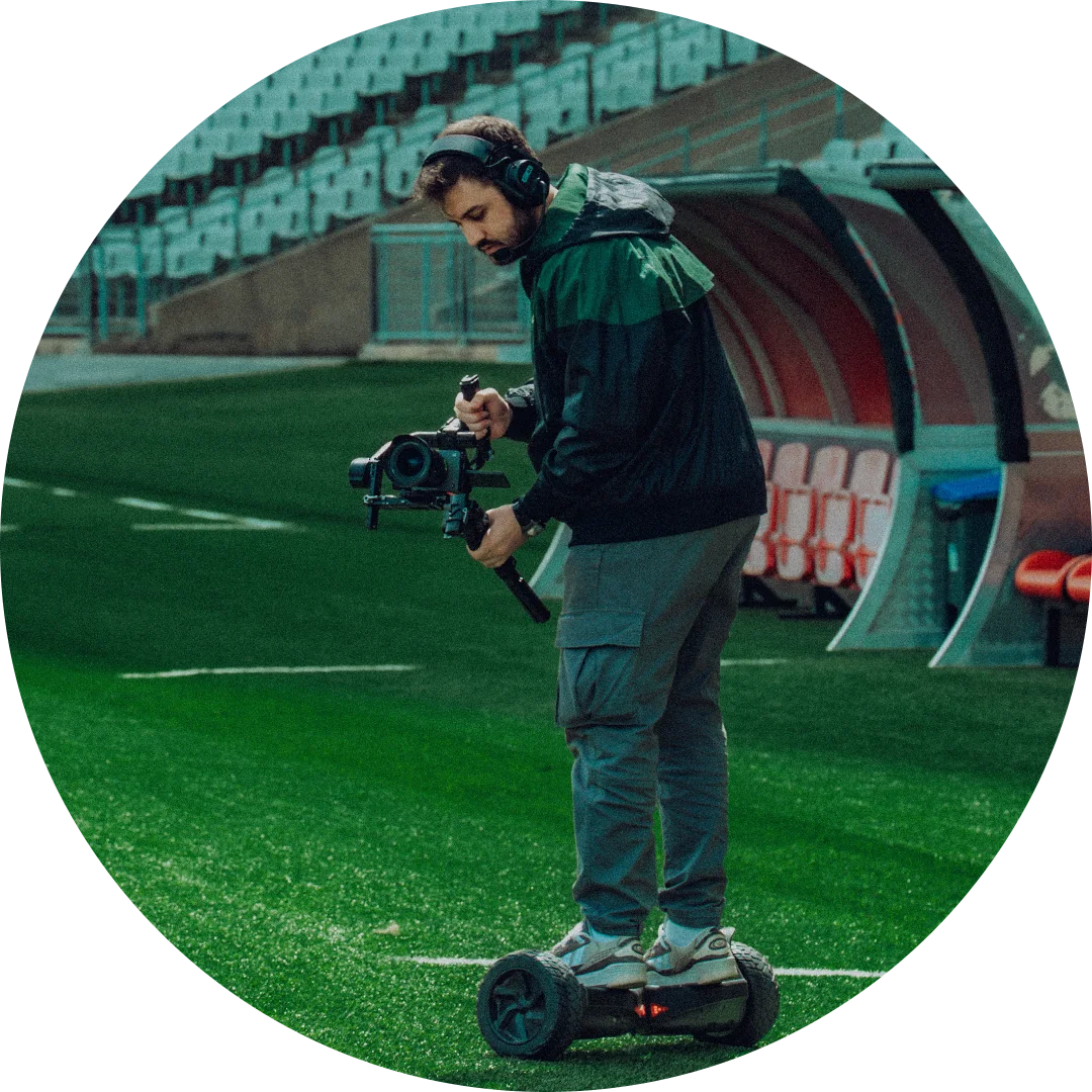 Süleyman Çopur sette, gimbal kamera ile çekim yaparken